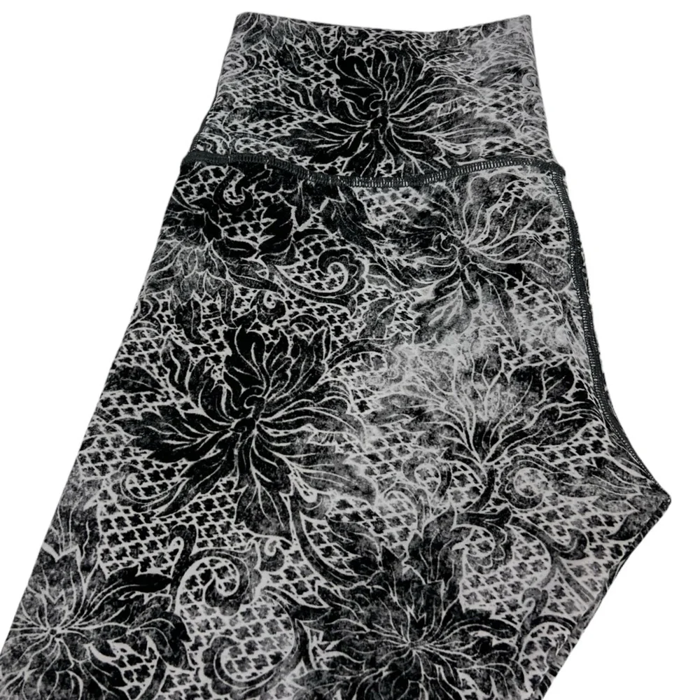 Lululemon Women 8 Wunder Under High Rise Crop Serigraph Starlight Black Mult EUC - Picture 11 of 11
